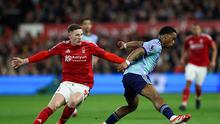 Gelandang Nottingham Forest asal Skotlandia Elliot Anderson (kiri) berebut bola dengan bek Arsenal asal Belanda Jurrien Timber selama pertandingan sepak bola Liga Primer Inggris antara Nottingham Forest dan Arsenal di The City Ground di Nottingham, Inggris bagian tengah, pada 26 Februari 2025.