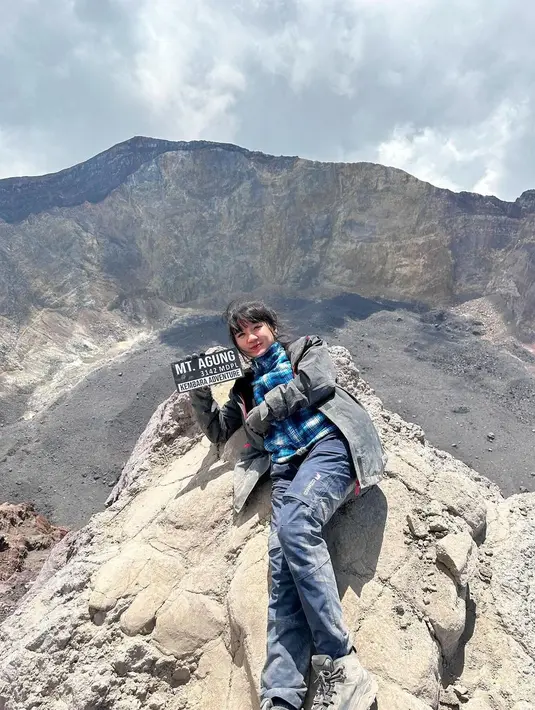 Penampilannya dilengkapi dengan gloves dan sepatu gunung. [@cgulla]