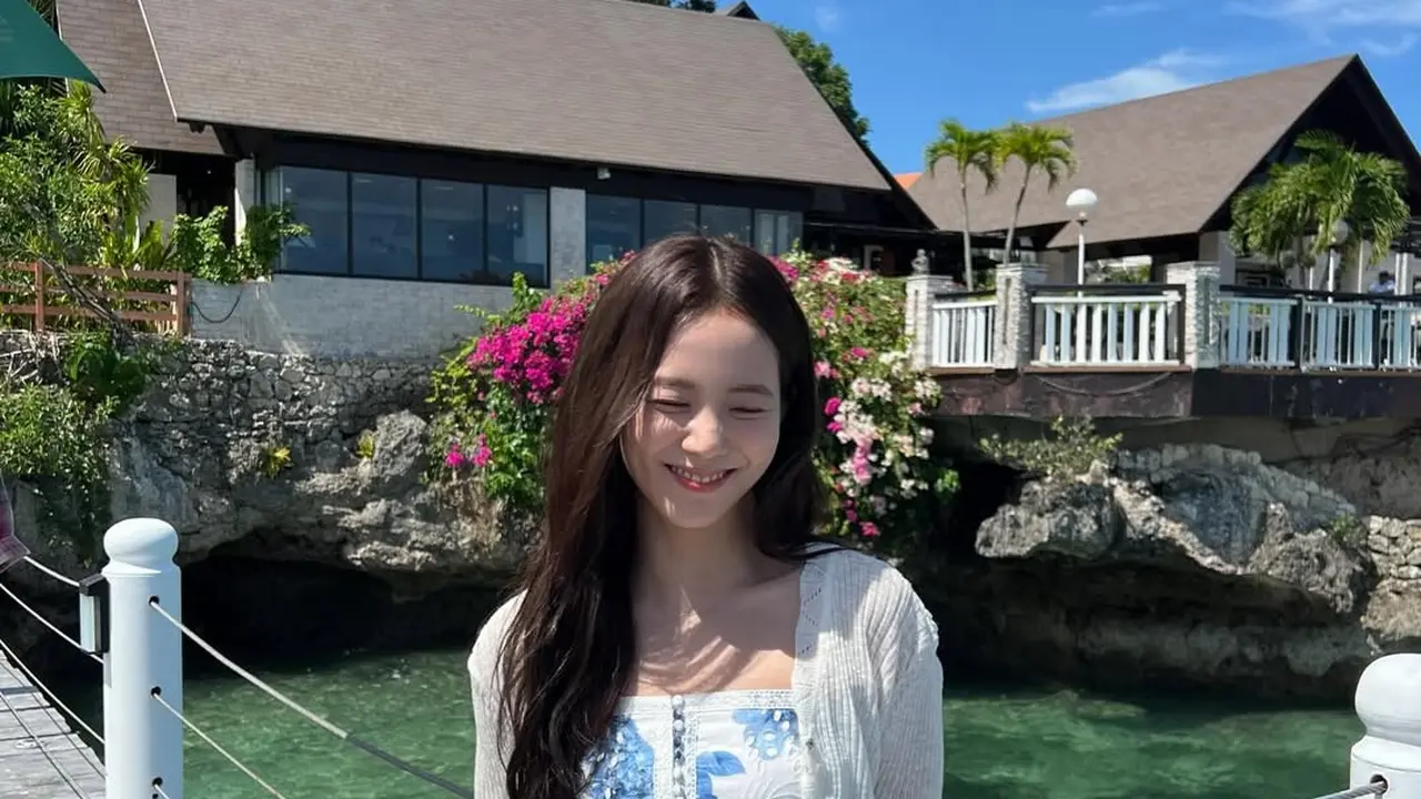 Gaya Summer Jisoo BLACKPINK saat Syuting Drama “Boyfriend On Demand”, Santai tapi Tetap Manis