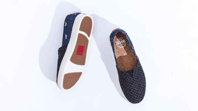 Teknik Menyulam Kain Jepang Diaplikasikan Jadi Motif Sneakers - Fashion