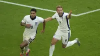 Jude Bellingham (kiri) dan Harry Kane (kanan), berlari merayakan gol Inggris ke gawang Slovakia pada babak 16 besar Piala Eropa 2024 di Gelsenkirchen, Minggu (30/6/2024).&nbsp;(AP Photo/Ebrahim Noroozi)