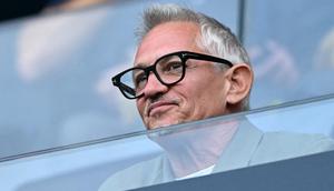Mantan pemain dan komentator, Gary Lineker, menyaksikan pertandingan Liga Inggris antara Fulham dan Manchester United di Craven Cottage di London pada 24 Agustus 2025. (JUSTIN TALLIS/AFP)