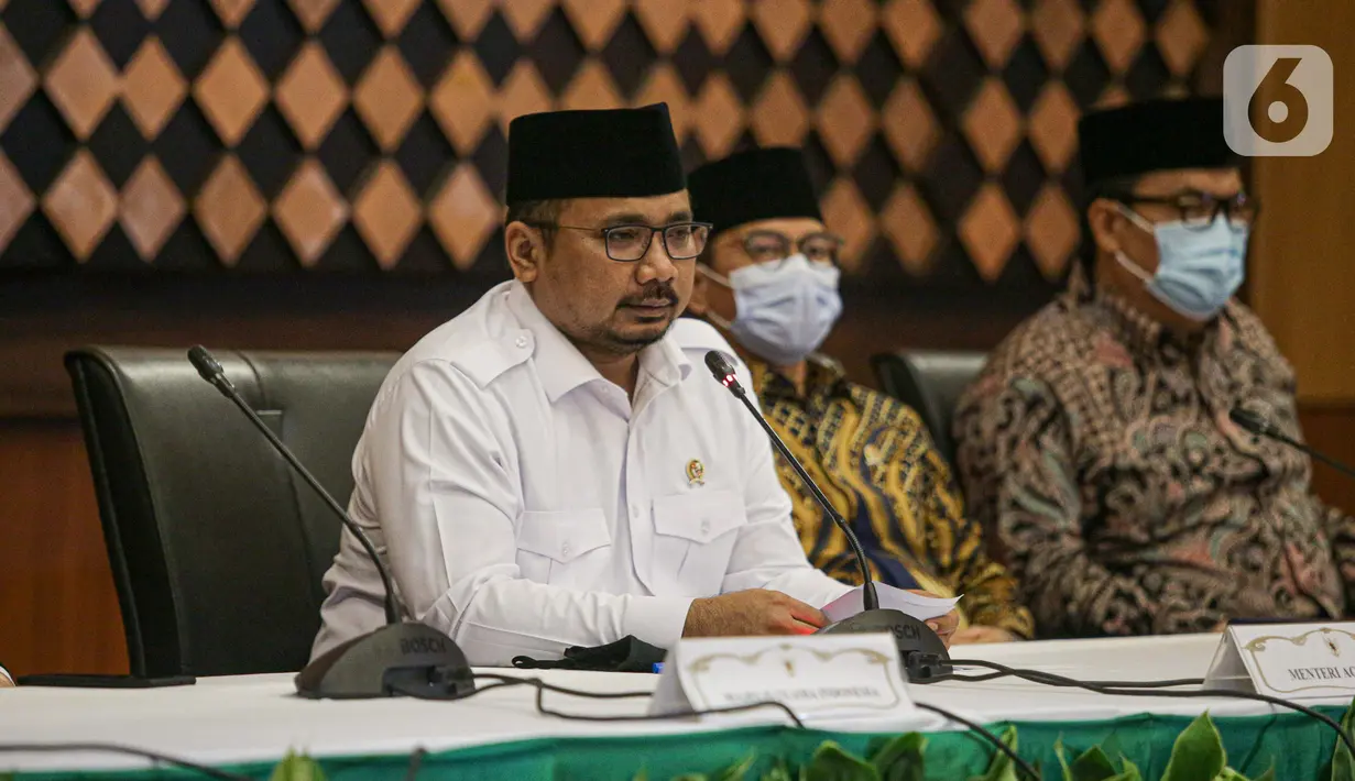 Menteri Agama Yaqut Cholil Qoumas memberikan konferensi pers di Gedung Kementerian Agama, Jakarta, Kamis (3/6/2021). Keputusan pembatalan pemberangkatan ibadah haji, salah satunya karena pemerintah Arab Saudi belum memberikan kuota haji kepada pemerintah Indonesia. (Liputan6.com/Faizal Fanani)