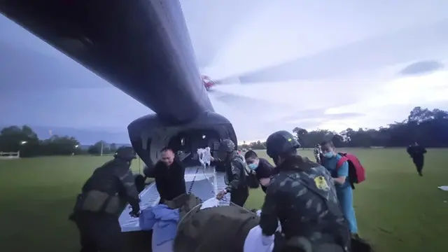 Foto yang dirilis oleh Angkatan Darat Kerajaan Thailand ini menunjukkan seorang tentara Thailand yang terluka akibat menginjak ranjau darat sedang dievakuasi dengan helikopter ke rumah sakit di Provinsi Ubon Ratchathani, pada Rabu, (23/7/2025).