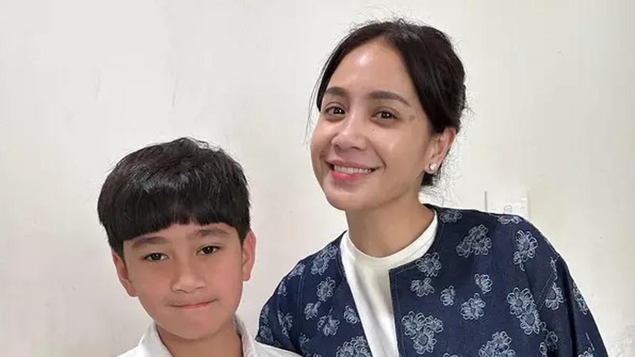 Momen Nagita Slavina Temani Rafathar Terima Penghargaan di Sekolah Tanpa Makeup, Cuma Pakai Outer Harga Rp400.000