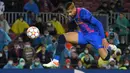 Gawang Benfica berhasil bergetar pada menit ke-83. Meneruskan umpan silang Jordi Alba, Ronald Arujo sukses mencetak gol. Sayangnya, gol tersebut dianulir lantaran Arujo terjebak dalam posisi offside. Skor kacamata pun bertahan hingga akhir laga. (AFP/Lluis Gene)