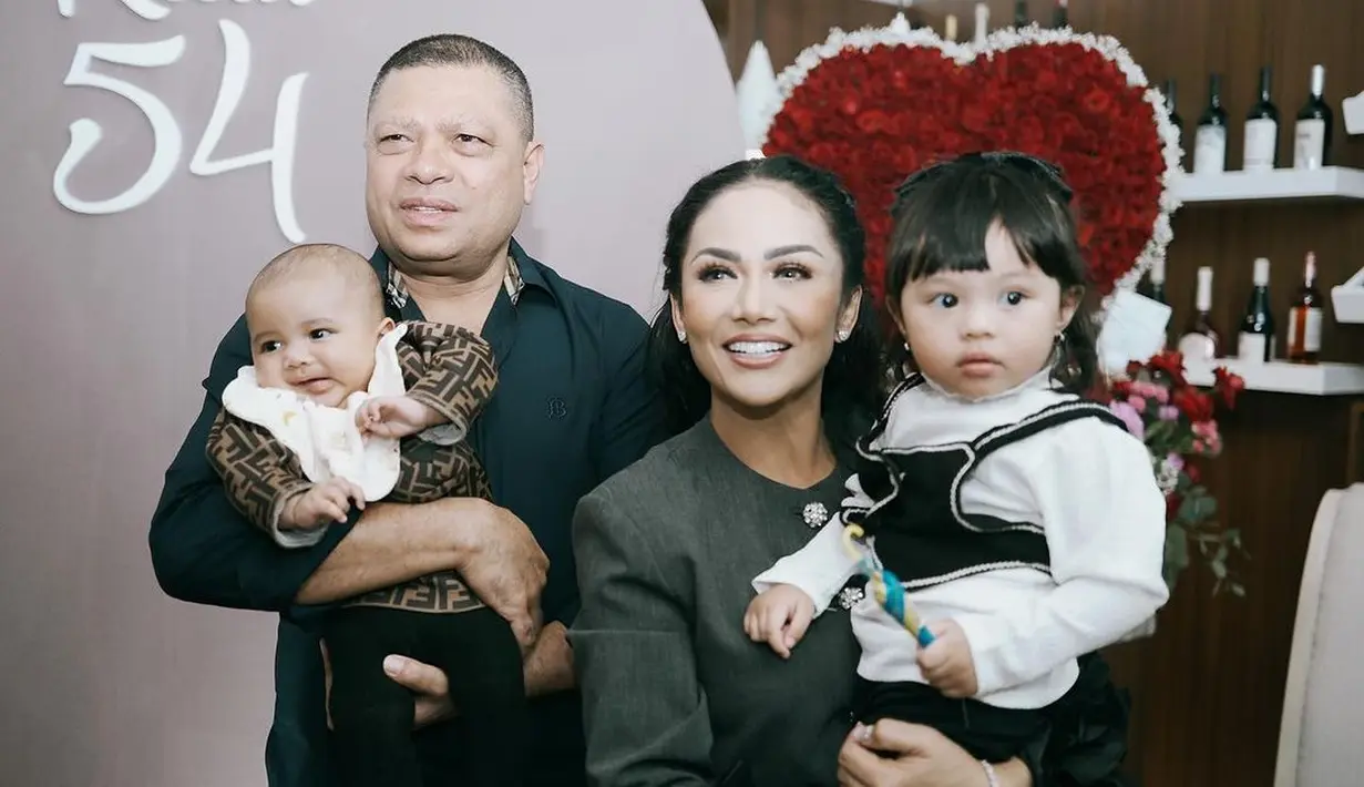 Aurel Hermansyah juga tak kalah memesona dalam balutan busana serba hitam. Pose Raul Lemos dan Krisdayanti yang menggendong cucu mereka menjadi sorotan, disebut memiliki wajah yang mirip satu sama lain. [Foto: Instagram/attahalilintar]