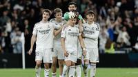 Pemain Real Madrid merayakan gol yang dicetak Arda Guler (tengah) dalam laga melawan Elche CF di Santiago Bernabeu Stadium, Minggu (15/3/2026). Dari antara pemain yang ada di foto, tampak Diego Aguado (paling kanan), yang baru saja merasakan debutnya bersama tim senior Los Blancos dalam laga ini. (Oscar DEL POZO / AFP)
