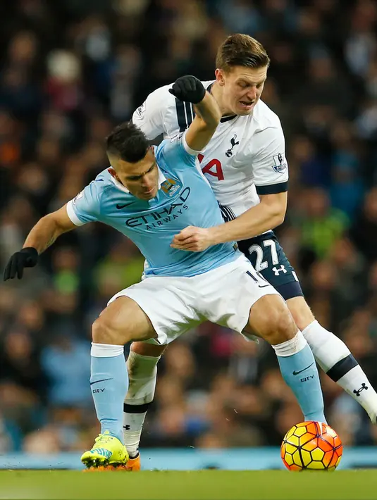Penyerang City, Sergio Aguero (depan) berusaha mengontrol bola dari kawalan bek Tottenham, Kevin Wimmer pada lanjutan liga Inggris di Stadion Etihad, (14/2). Tottenham menang tipis atas City dengan skor 2-1. (Reuters/Lee Smith)