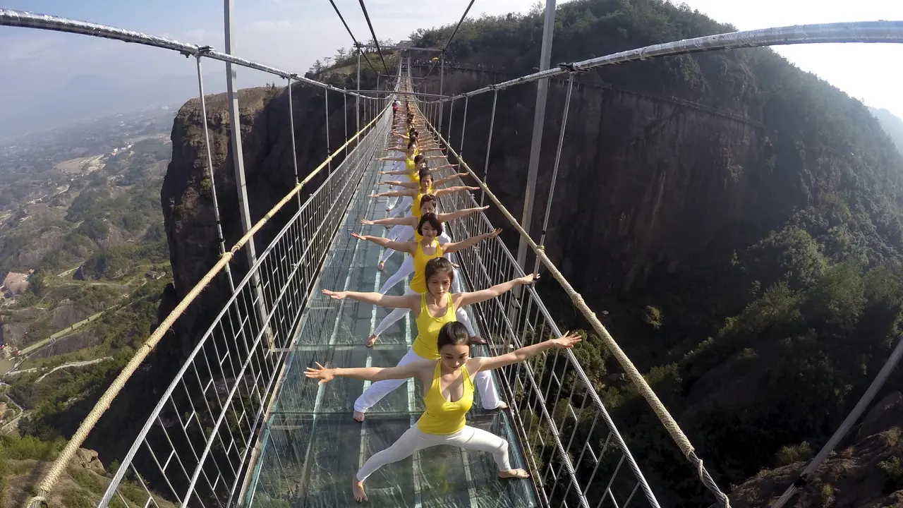 20151105-Intip Aksi Menegangkan Wanita-wanita Cantik Berlatih Yoga di Jembatan Kaca-China