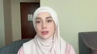 Diterpa dua isu miring membuat Celine Evangelista belajar sabar dan berserah kepada Tuhan. Ia meyakini, Sang Khalik akan mengangkat derajatnya. (Foto: Dok. Instagram @lambe_turah)