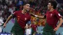 Pencetak gol tertua Portugal di Piala Dunia. Saat mencetak gol penalti untuk Portugal ke gawang Ghana, Cristiano Ronaldo yang berusia 37 tahun dan 151 hari menjadi pemain Tertua Portugal yang mencetak gol di ajang Piala Dunia. Ia juga masih tercatat sebagai pemegang rekor pemain Portugal termuda yang mencetak gol di ajang Piala Dunia saat berusia 21 tahun dan 132 hari kala Portugal menang 2-0 atas Iran pada matchday kedua Grup D Piala Dunia 2006 (17/6/2006). (AP/Manu Fernandez)
