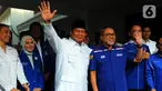 Ketua Umum Partai Gerindra Prabowo Subianto (tengah kiri) bersama Ketua Umum Partai Amanat Nasional (PAN) Zulkifli Hasan (tengah kanan) menggelar konferensi pers usai melakukan pertemuan tertutup di Kertanegara 4, Jakarta, Sabtu (8/4/2023). (merdeka.com/Imam Buhori)
