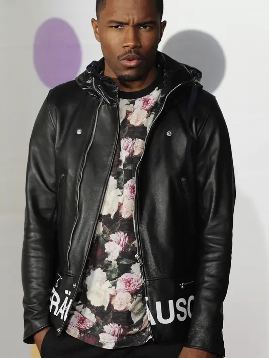 Frank Ocean pernah menulis pengakuan jika dirinya sempat mencintai sesama jenis ketika dirinya berusia 19 tahun. Sedangkan seperti diketahui genre musik rap dan hip-hop yang digeluti Frank identik dengan budaya macho. (Bintang/EPA)