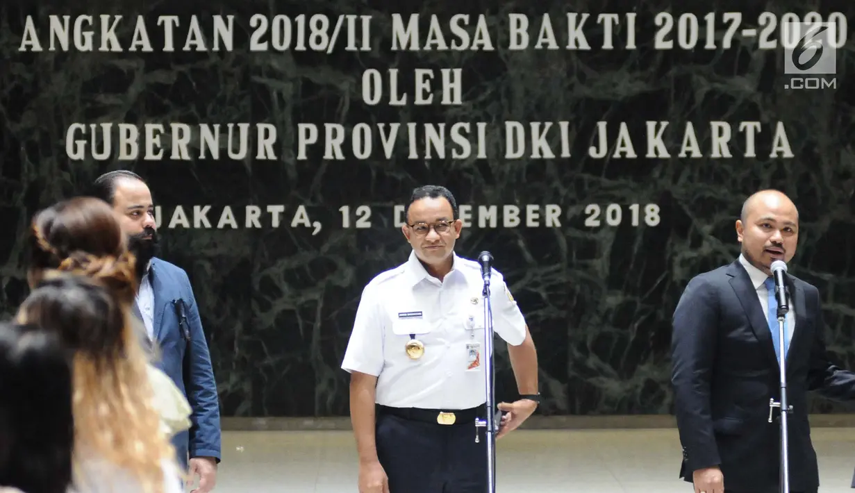 Gubernur DKI Jakarta Anies Baswedan saat pelantikan anggota HIPMI Jaya di Balai Kota Jakarta, Rabu (12/12). Anies mengajak anggota baru HIPMI Jaya ikut membangun ekonomi Jakarta. (Liputan6.com/Angga Yuniar)