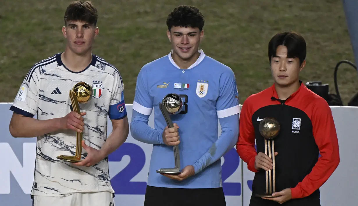 (Kiri ke kanan) gelandang Italia, Cesare Casadei, bek Uruguay, Alan Matturro dan gelandang Korea Selatan, Lee Seungwon berfoto dengan trofi penghargaan yang diraih setelah laga final Piala Dunia U-20 2023 antara Uruguay menghadapi Italia di Unico Diego Armando Maradona Stadium, La Plata, Argentina, Senin (12/6/2023) dini hari WIB. (AFP/Luis Robayo)