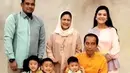 Fashion stylist Doley Tobing tampak menata gaya keluarga Jokowi pun dengan busana warna-warni dari @rikawirtjes. Jokowi dengan long sleeve top berwarna oranye, kemudian Iriana dengan tunik warna peach yang dipadukan dengan hijab warna putih. [@riomotret]
