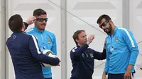 Skuat Manchester City latihan dengan kacamata (Dailymail)