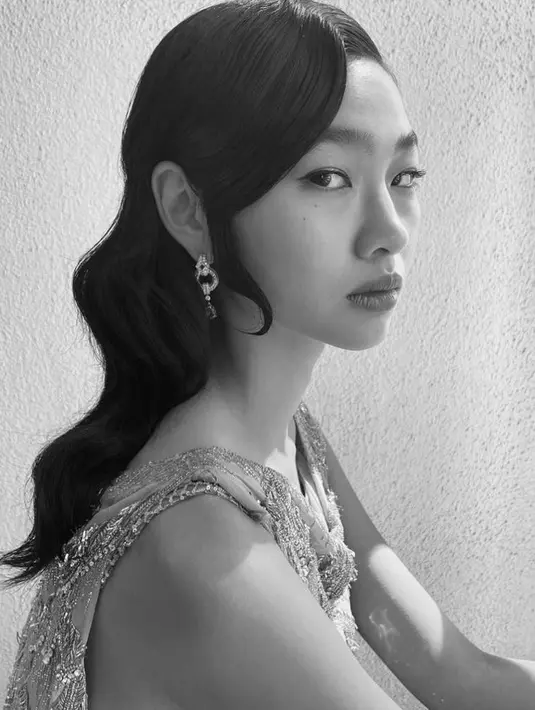 Perempuan 27 tahun itu menyempurnakan tampilan glamornya dengan anting-anting, dan cincin dari koleksi High Jewelry Louis Vuitton. (Instagram/hooooyeony).