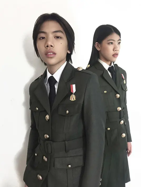 Memberi penyegaran dan semangat baru, Mischa dan Devon mengganti outfit ikonisnya dari blazer bergaya internasional ke jas militer ala patriot, yang terinspirasi dari perjuangan para pahlawan bangsa dalam warna hijau army. [@mischkadevon]