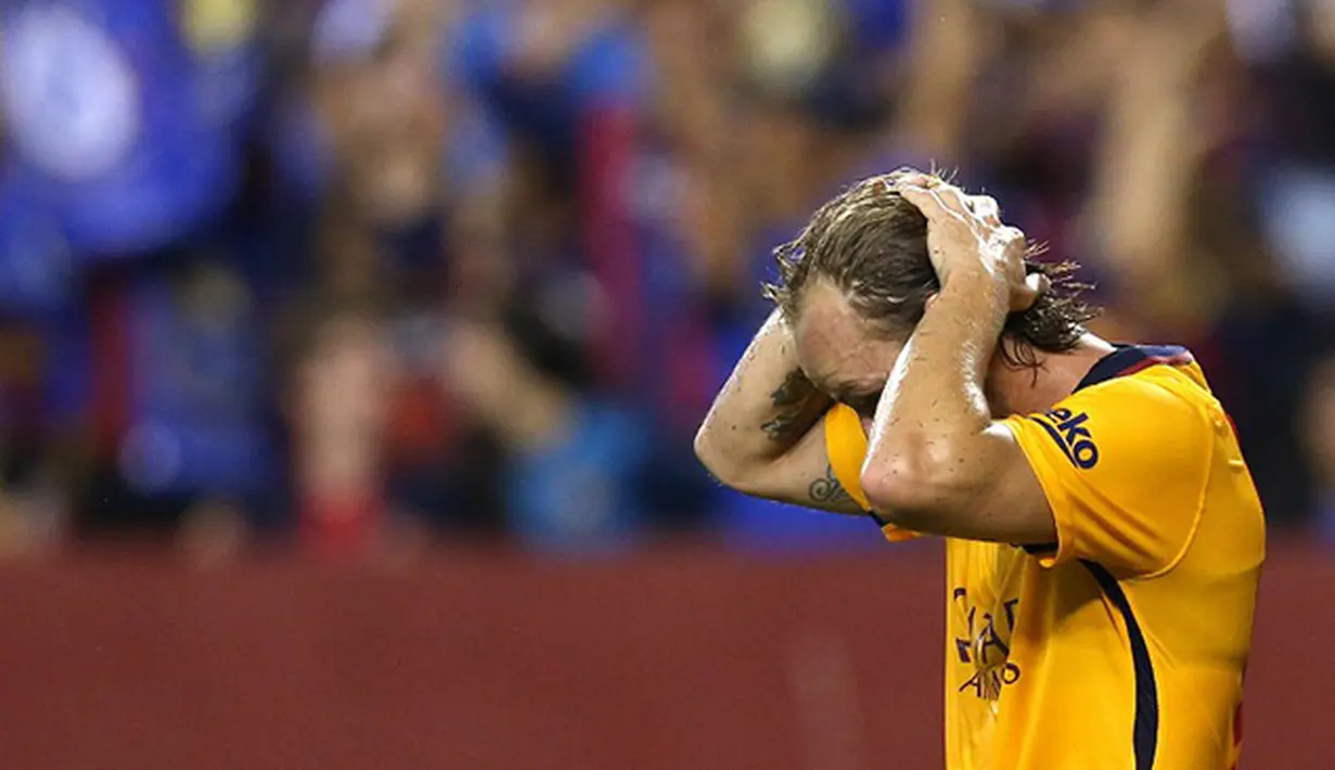 Ekspresi pemain Barcelona Ivan Rakitic usai gagal mengeksekusi penalti pada Laga International Champions Cup melawan Chelsea di FedEx Field, AS, Rabu (29/7/2015) pagi WIB. (AFP/Getty Images/ Patrick Smith)