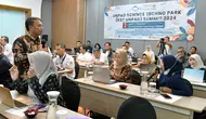 Sekda Jabar Herman Suryatman saat menjadi keynote speaker pada 'Unpad Science Techno Park Summit 2024' di Hotel Mercure, Kota Bandung, Senin (27/5/2024). (sumber foto: Dokpim Jabar)