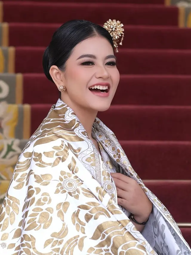 Kahiyang Ayu dengan makeup flawless (Instagram/malvava)