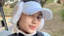 Saat bermain golf pun, Azizah juga tuai pujian berkat wajah polosnya yang tanpa makeup [@azizahsalsha_]