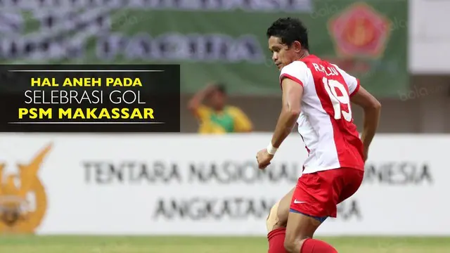 Rizky Pellu, gelandang PSM Makassar yang melakukan selebrasi push-up ketika rekannya mencetak gol ke gawang Persiba Balikpapan