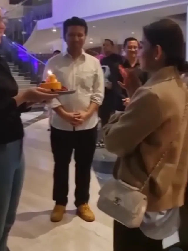 12 OOTD Selvi Ananda yang Anti Membosankan Meski Sering Kenakan Outfit Serba Biru Selama Dukung Gibran Jadi Cawapres 2024