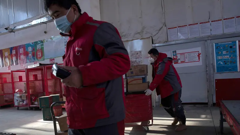 Kesibukan Kurir Paket China di Tengah Wabah Virus Corona