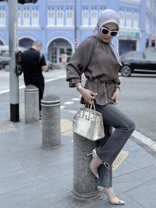 Selain penampilannya yang begitu fashionale, Syahrini juga menjadi perhatian karena tubuhnya yang semakin langsing. Begini gayanya pamerkan kaki jenjang dan pinggang super langsing. (instagram.com/princessyahrini)