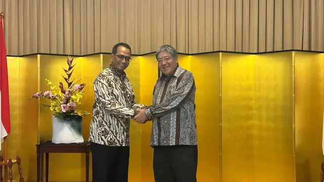 Duta Besar Jepang untuk Indonesia Masaki Yasushi menyampaikan penghargaan Order of the Rising Sun, Gold and Silver Star dari Kaisar Jepang Naruhito kepada mantan Menteri Perhubungan RI Budi Karya Sumadi (BKS).