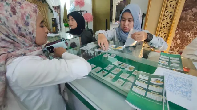 Salah satu tenant di Festival Ramadhan Pegadaian 2025 yang menjual baby lobster untuk menu takjil Ramadan 2025 (Liputan6.com / Nefri Inge)
