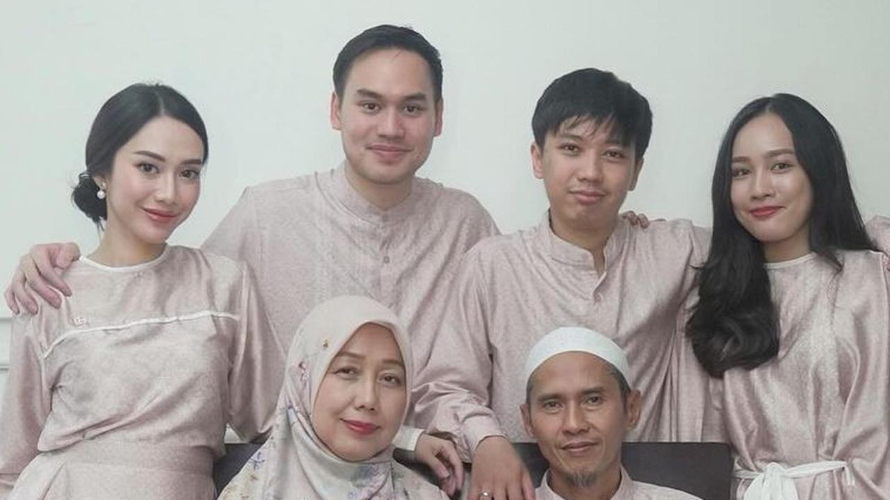 Mereka tampil kompak dengan mengenakan busana senada. Kehangatan pun juga begitu terasa dalam foto kebersamaan tersebut.