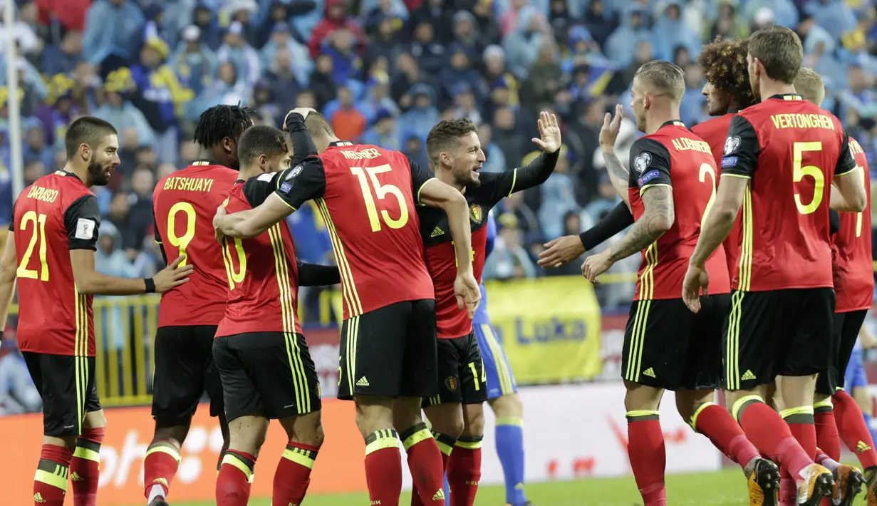Para pemain Belgia merayakan gol  Dries Mertens saat melawan Bosnia-Herzegovina pada kualifikasi Piala Dunia 2018 grup H di Grbavica stadium, Sarajevo, Bosnia, (7/10/2017). Belgia menang 4-3. (AP/Amel Emric)
