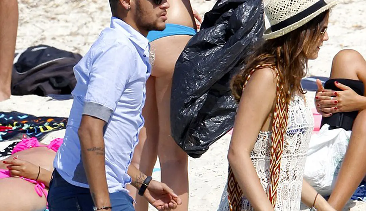 Striker Barcelona, Neymar, kini sedang dalam proses cedera tulang punggung. Pemain internasional Brasil ini memiliki cara khusus untuk memulihkan cederanya (Dailymail)