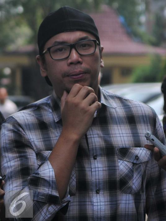 Sammy Simorangkir mendatangi Mabes Polri untuk melaporkan label yang menaunginya di Jakarta, Minggu (9/11/2015). Sammy melaporkan label rekaman Pro M dengan tuduhan penipuan. (Liputan6.com/Gempur M Surya)