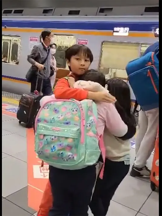 Saling berpelukan dan terlihat masih ceria meski telah melakoni  perjalanan jauh. "Setiba di Kansai airport Osaka dari Narita airportTokyo...cucu2ku masih tetap ceria menunggu kereta menuju Namba Osaka ...semoga bisa segera sampai hotel n sholat lalu istirahat..," 
 tulis aktor yang juga sutradara ini. [Instagram/deddy_mizwar]