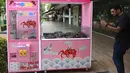 Seorang pria mengambil gambar permainan mesin capit berisi kepiting di sebuah restoran makanan laut di Singapura, 23 Oktober 2019. Mesin capit hewan milik restoran ini diprotes karena dinilai membuat hewan luka dan stres yang bisa berdampak pada kualitas daging(Roslan RAHMAN / AFP)