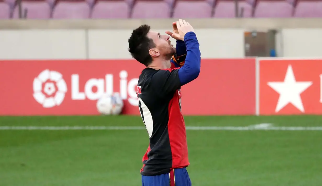 Striker Barcelona, Lionel Messi, menggunakan jersey Newell's Old Boys melakukan selebrasi saat melawan Osasuna pada laga Liga Spanyol di Stadion Camp Nou, Minggu (29/11/2020). Gol tersebut dipersembahkan untuk mendiang Diego Maradona. (AFP/J. Bassa)