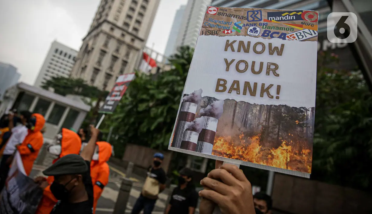 Sejumlah orang tergabung dari masyarakat sipil menggelar aksi di depan Gedung MUFG, Jakarta, Selasa Senin (5/4/2021). Dalam aksinya mereka menuntut Bank MUFG dan Danamon bertanggung jawab terhadapat kerusakan Hutan, Krisis Iklim dan Pelanggaran HAM di Indonesia. (Liputan6.com/Faizal Fanani)