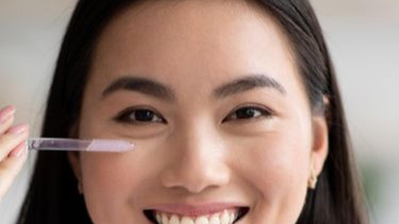 4. Pilih Serum yang Mengandung Alpha Arbutin atau Vitamin C untuk Menghilangkan Bekas Jerawat<br>