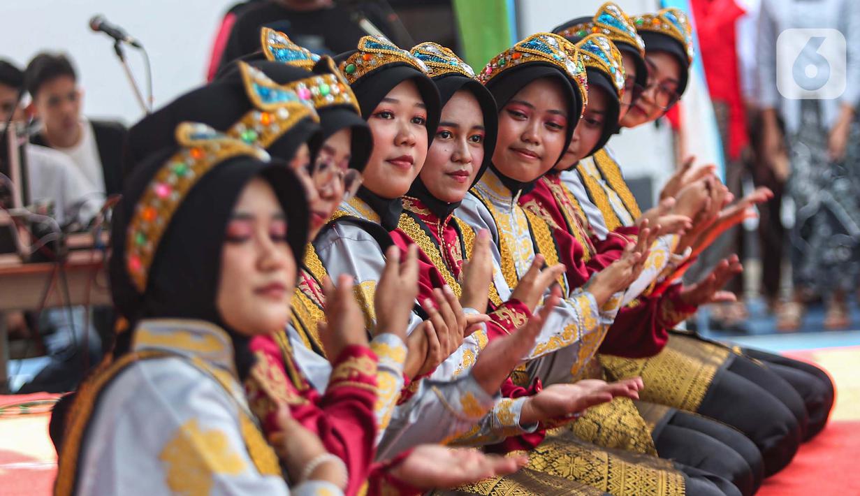 Pelajar SMKN 38 menampilkan kesenian drama nusantara dalam proyek penguatan profil pelajar Pancasila sekaligus untuk memperingati Hari Pendidikan Nasional (Hardiknas) 2024 di halaman Sekolah Menengah Kejuruan Negeri (SMKN) 38, Jakarta, Kamis (2/5/2024). (Liputan6.com/Angga Yuniar)