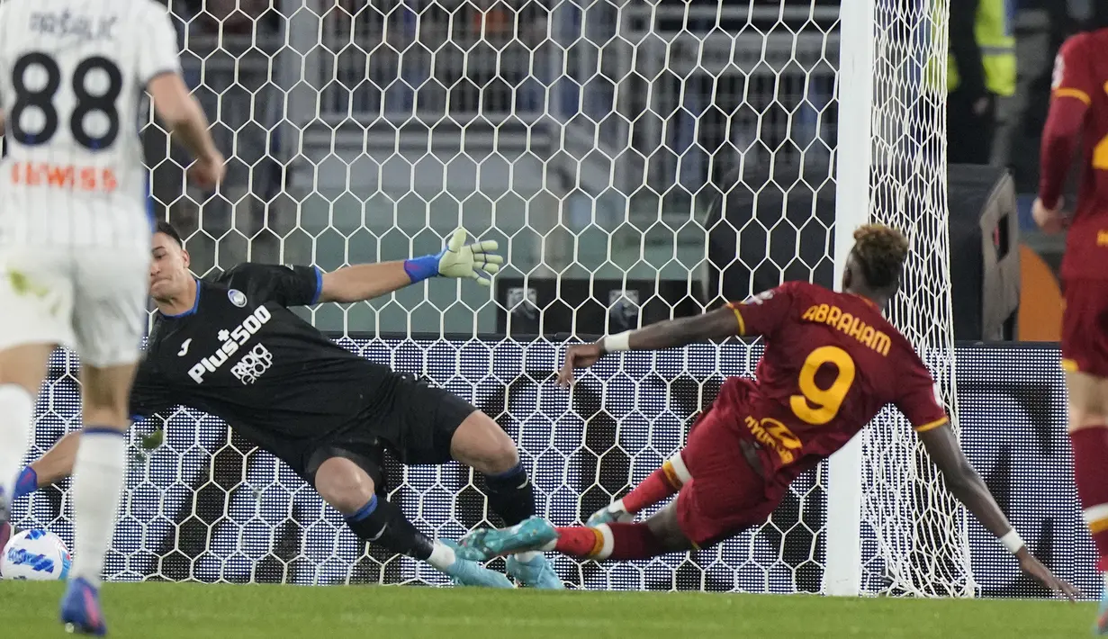 Gol kemenangan AS Roma dicetak oleh Tammy Abraham pada menit ke-32. Striker asal Inggris tersebut menjebol gawang Atalanta yang dikawal Juan Musso usai memanfaatkan umpan Nicolo Zaniolo. (AP/Andrew Medichini)