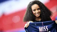 Miss France 2017 Alicia Aylies berpose dengan jersey menjelang laga leg kedua perempat final Liga Champions Wanita antara Paris Saint-Germain (PSG) dan Bayern Munich di Stadion Parc des Princes, Paris, 29 Maret 2017. (FRANCK FIFE / AFP)