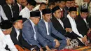 Presiden Joko Widodo atau Jokowi (tengah) saat menunggu pelaksanaan salat di Masjid Istiqlal, Jakarta, Rabu (5/6/2019). Putra Jokowi, Kaesang Pangarep tampak menemani sang ayah salat Id di Masjid Istiqlal. (Liputan6.com/JohanTallo)