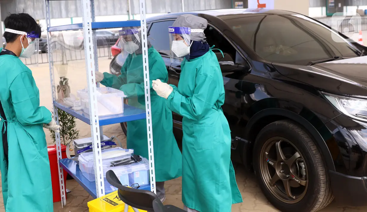 Petugas bersiap melakukan tes COVID-19 terhadap warga di Altomed, Kelapa Gading, Jakarta, Minggu (8/8/2021). Warga melakukan tes PCR atau antigen untuk mempermudah beraktivitas sebagai syarat masuk pasar, mal, restoran, layanan transportasi umum, dan lainnya. (Liputan6.com/Angga Yuniar)