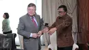 Wakil Ketua MPR Oesman Sapta (kanan) berbincang dengan Dubes Brasil untuk Indonesia Rubem Antonio Correa Barbosa, Jakarta, (28/3). Hal ini untuk menghindari monopoli impor daging sapi dari Australia. (Liputan6.com/Angga Yuniar)
