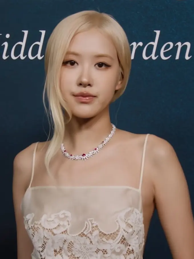 Rose Blakcpink di acara Tiffany & Co. tampil dengan perhiasan mewah. [Dok. Tiffany & Co.]